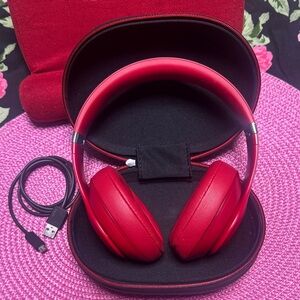 beats compact & secure on -ear fit with case